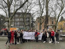 Пловдив не помни подобна покана! Абитуриенти спряха дъжда, за да поканят своята класна