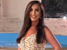 Хубавица погна гаджето си с щека за билярд