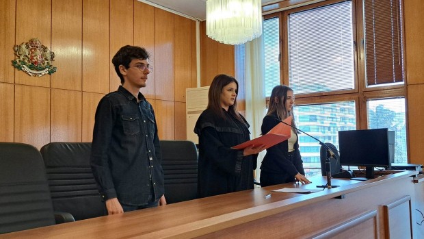 Бургаски ученици влязоха в ролята на съдии и прокурори