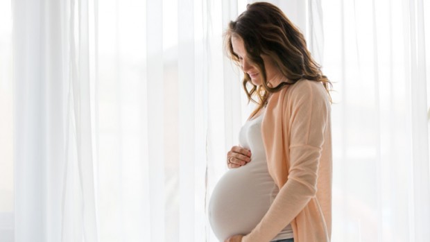 Половината от жените в България раждат първото си дете около