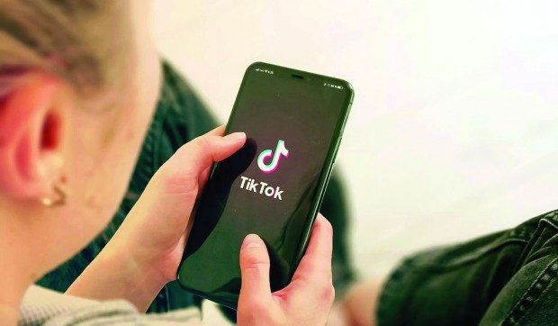 Съобщения в TikTok публикувани от трафиканти на хора предлагат услуги  преминаване през