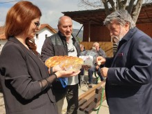 "Ти си първият политик, който идва в нашето село", така приветстваха Вежди Рашидов в Гълъбово