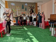 Деца от ромски произход в Пловдив учат азбуката и цифрите чрез музика
