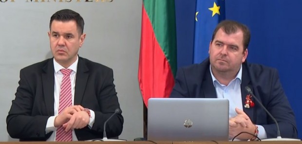 Министърът на икономиката и индустрията Никола Стоянов и министърът на