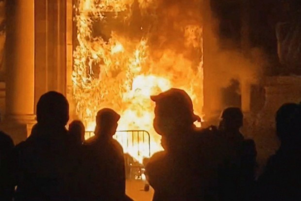 Протестиращите срещу Макрон запалиха кметството на Бордо