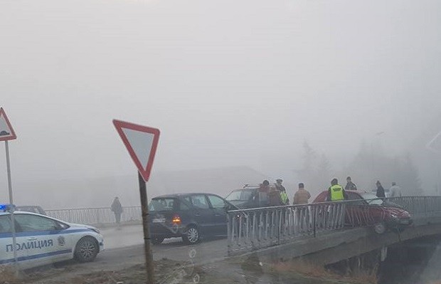 Кола падна от мост, трима души с в болница