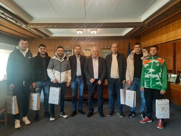 Кметът на Смолян поздрави победителите в първенството по снежен волейбол на Перелик