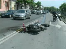 Mотоциклетист се вряза в спрял авомобил, чакащ на червен светофар