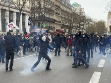 Противници на пенсионната реформа шестват из Париж под звуците на "Катюша"