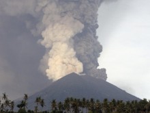 Вулкан в Индонезия изхвърли стълб от пепел с височина от почти километър