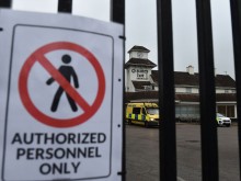 Великобритания мести мигрантите от хотели във военни бази
