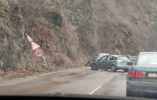 Два автомобила катастрофираха на пътя София-Самоков
