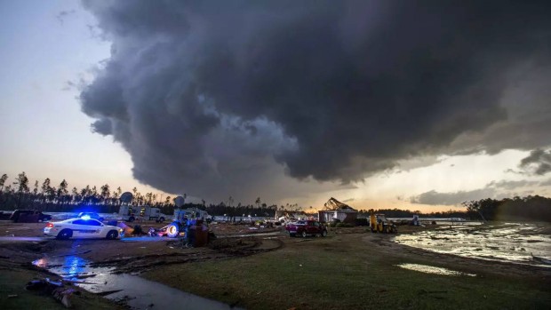 Най-малко 26 са жертвите на торнадото в Мисисипи