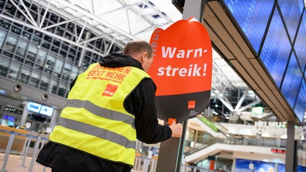Стачки парализират железопътния и въздушния транспорт в Германия
