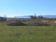 Изсипаха сериозна маса животински екскременти в държавен имот в Пловдив