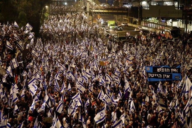 Масови протести в Израел след уволнението на военния министър