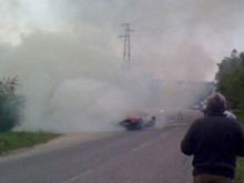 Автомобил се запали и изгоря в движение