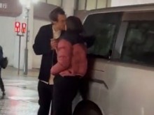 Не е за вярване с кой мъж хванаха известна моделка да се целува