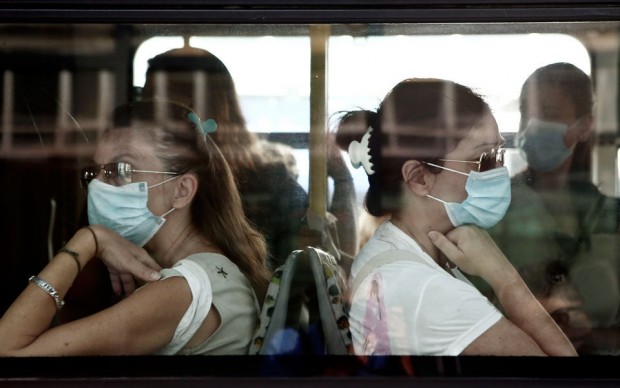 В Гърция отмениха задължителното използване на маски в обществения транспорт