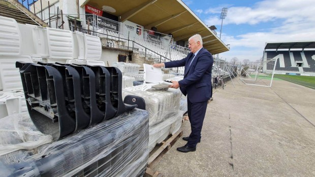 Зико инспектира стадиона на Локомотив Пловдив