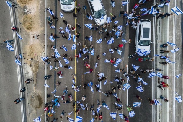 Хиляди протестиращи се насочват към Ерусалим за масови протести пред парламента
