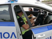 Патрулка спря, за да пропусне пешеходци! Последва агресия, мъжът е арестуван, жената - вкарана в лудница