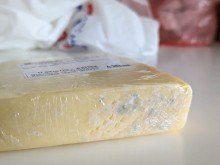 Нашенка показа кашкавал и предупреди: Не е добра идея човек да пазарува набързо и без да гледа