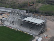 Половината от южната трибуна на "Лаута" вече е покрита, напредва и Спортклуб