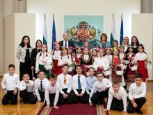 Румен Радев към ученици: Винаги пазете в сърцето си България и нашите чудесни празници