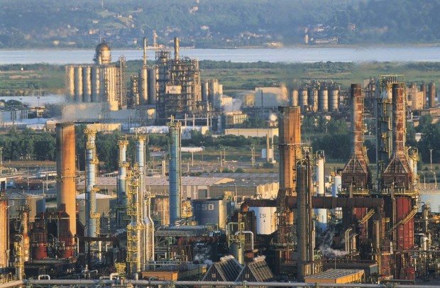 Най-голямата петролна рафинерия във Франция спря работа заради стачка