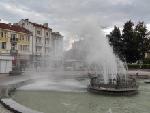 Мощни пориви на вятъра обърнаха времето, фонтанът в центъра полудя