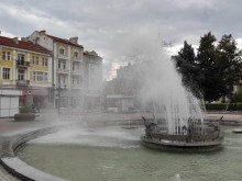 Мощни пориви на вятъра обърнаха времето, фонтан в Пловдив полудя