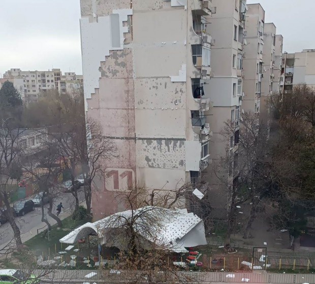 Изолацията на цял блок в Пловдив рухна върху детска площадка