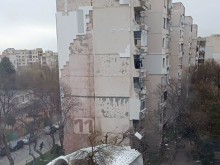 Изолацията на цял блок в Пловдив рухна върху детска площадка