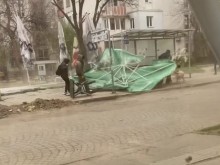Огромен чадър едва не уби човек на улица в Пловдив!