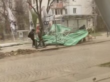 Огромен чадър едва не уби човек на улица в Пловдив