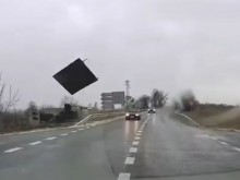 На 1 секунда от смъртта! Ураганът изтръгна покрив до Пловдив, стовари се между 2 движещи се коли!
