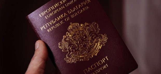 С лична карта или с личен (зелен) паспорт - за родените