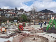 Започна обновяването на детските съоръжения в градския парк в Златоград