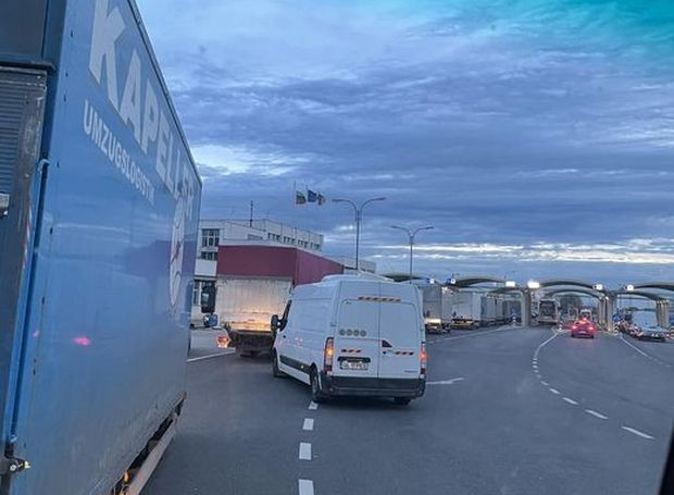 Километрични опашки от камиони блокира движението на граничен пункт "Дунав мост" при Русе