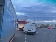 Километрични опашки от камиони блокира движението на граничен пункт "Дунав мост" при Русе