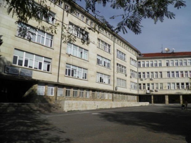 </TD
>Днес две бургаски училища получиха заплашителни имейли за поставени взривни