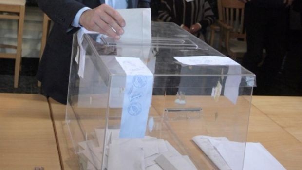 Общините масово преправят тъмните стаички за гласуване в паравани -