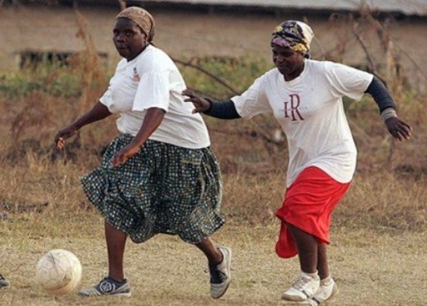 Международният футболен турнир за баби над 50-годишна възраст започна. Той