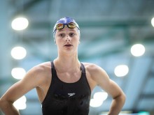 16-годишна подобри световен рекорд в плуването при жените