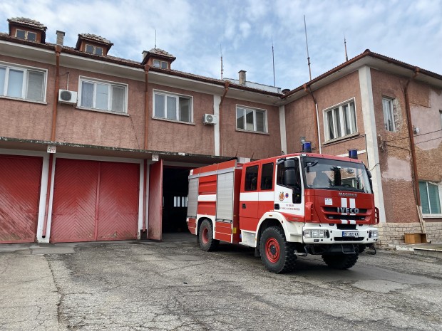 Пожар в изоставена сграда и палеж на кола разследват полицаи от Търновска област