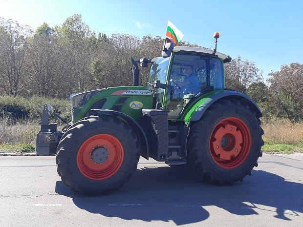 Тежка земеделска техника излезе на пътя Кардам - ГКПП - Йовково на границата с Румъния