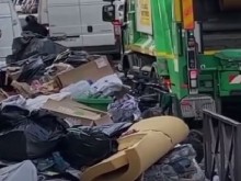 Разчистват боклука на Париж, но готвят нова, по-голяма стачка