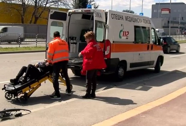 23-годишна е шофирала БМВ-то, катастрофирало в Пловдив, откарват я с линейка