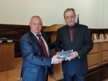 Зам.-министърът на МВР връчи нови служебни пистолети и електропреносими прибори в ОДМВР-Кърджали